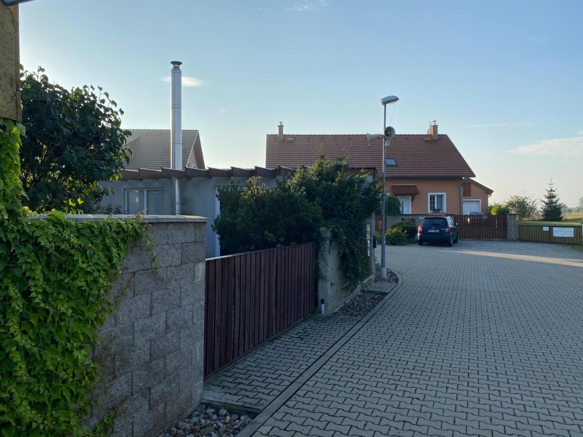 U Vrabcaka Apartment Zlonin Bagian luar foto